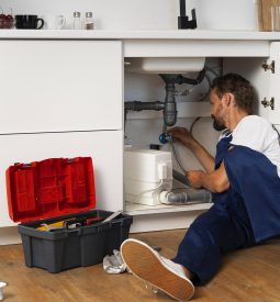 profissional-de-encanamento-fazendo-seu-trabalho2